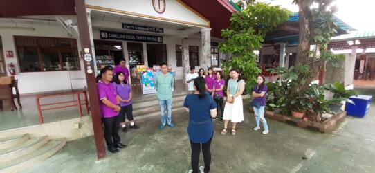 ยืนรับฟังการบรรยาย