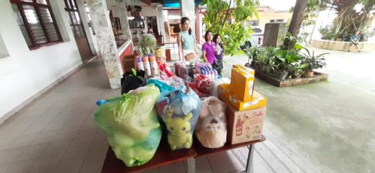 คอยน้อง ๆ ส่งมอบของ